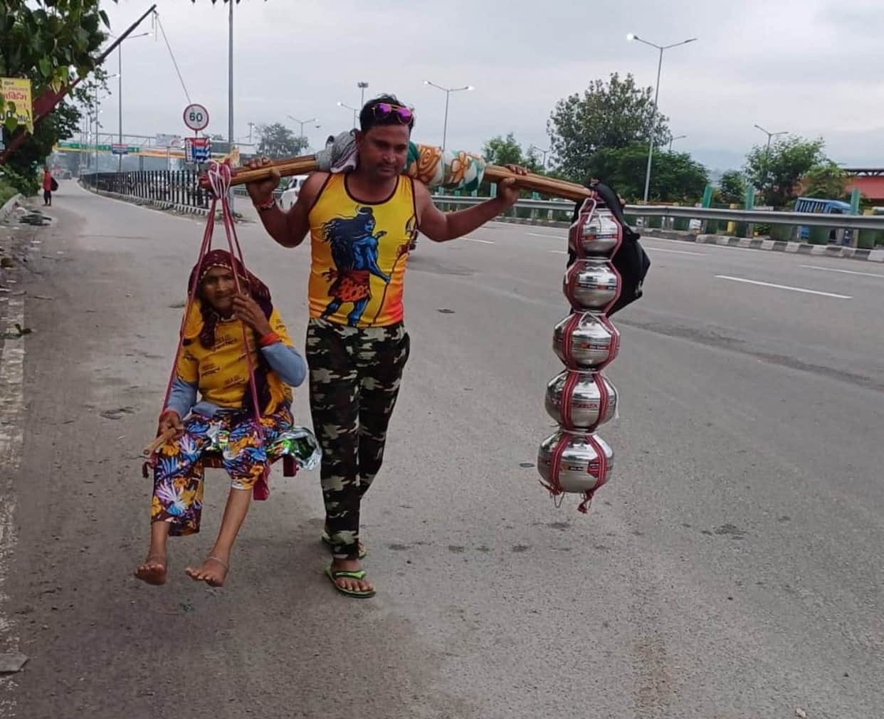 Kanwar Yatra Photo: Chanting the name of Shiva, kanwadies moving forward on highway
