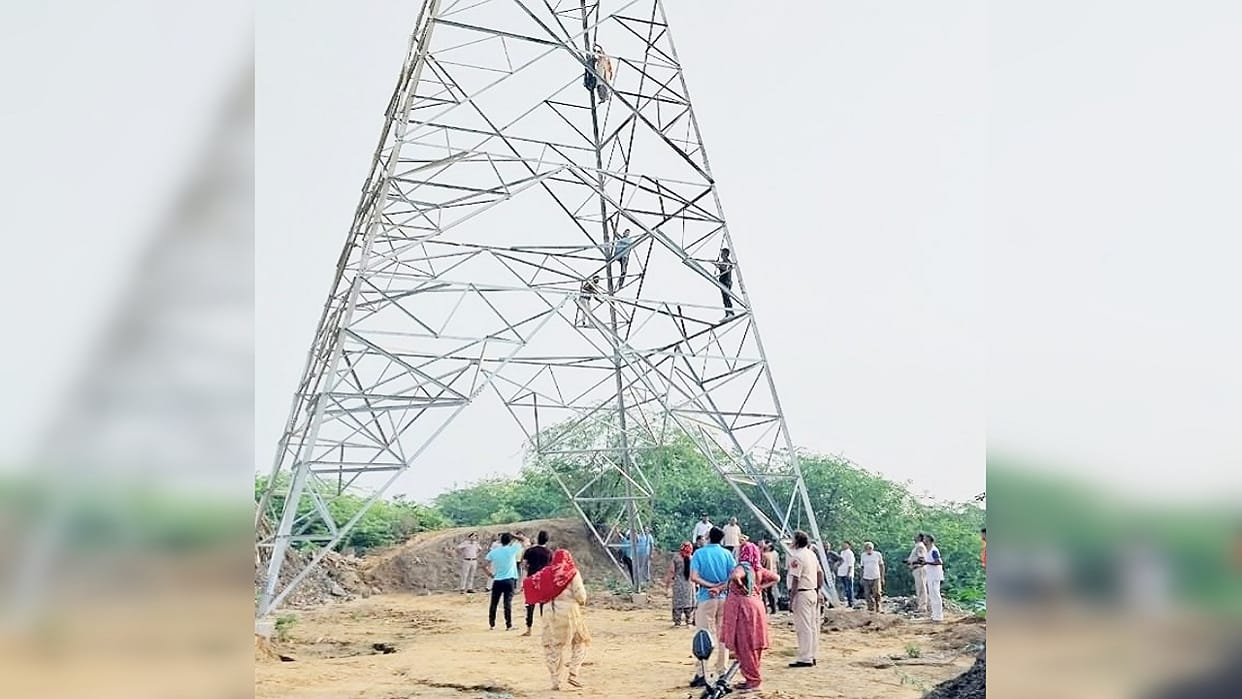 Woman climbed on electric pole to press for her demands In Faridabad s Sector 29