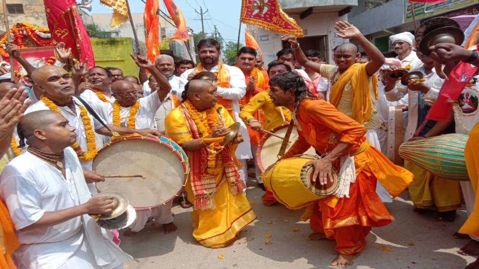 Devotees thronged to see procession of Mudiya saints dancing and chanting Harinam in Mathura