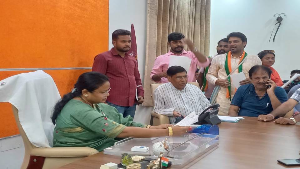 Agra Mayor Hemlata Diwakar made the accused of corruption OSD
