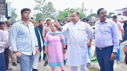 निरीक्षण करते शहर विधायक आकास सक्सेना