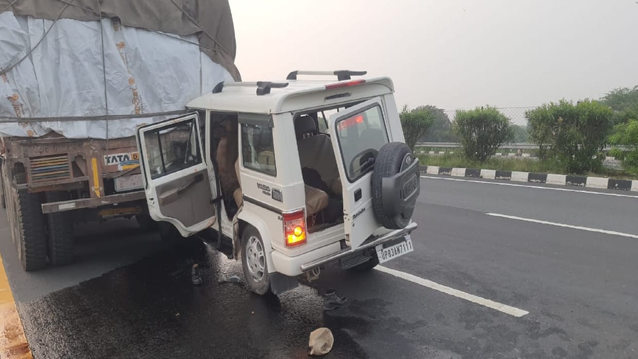 Big accident on Lucknow Agra Expressway in Firozabad, Bolero collided with truck