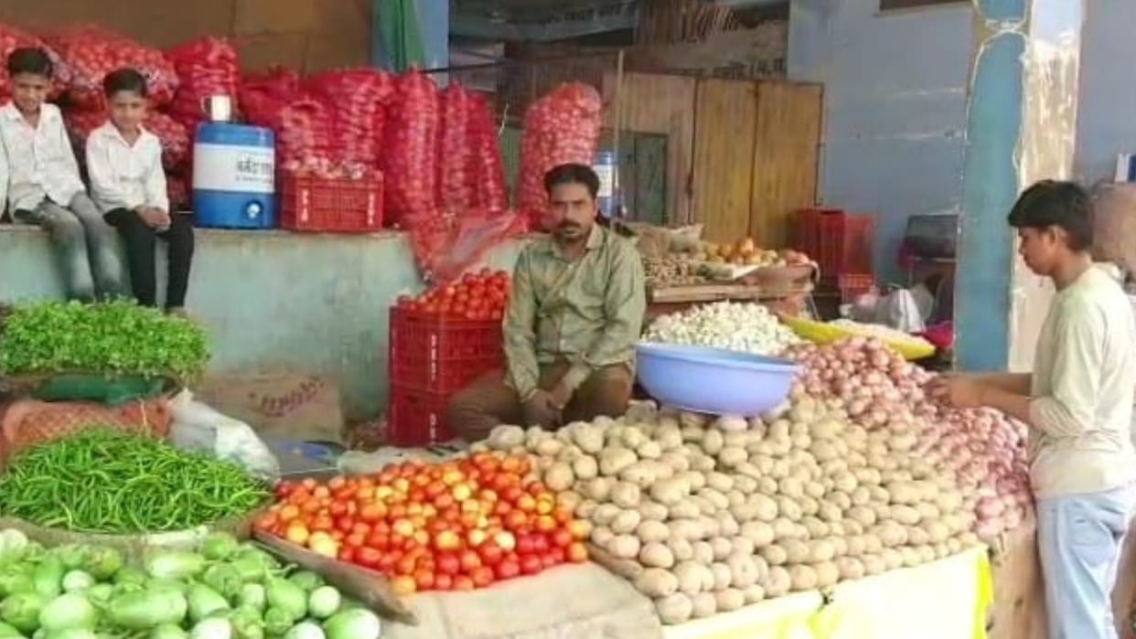 Damoh: Tomato disappeared from salad in hotel, restaurant, price reached Rs 160 per kg