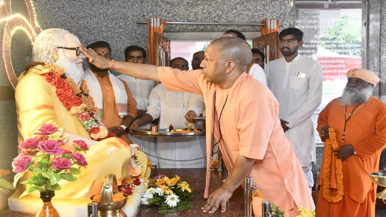 Chief Minister Yogi Adityanath did special worship of teachers of Nath Panth On Guru Purnima
