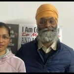 क्रिकेटर अमनजोत कौर अपने पिता भूपिंदर सिंह के साथ।