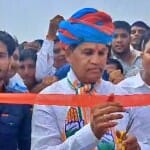 मंडरायल में चंबल नदी पुल का फीता काटते मनोज राजोरिया।
