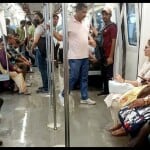 मेट्रो के फर्श पर पानी