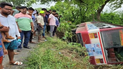 13 passengers injured after roadways bus overturned in Budaun