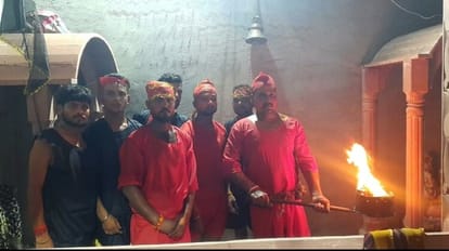 UP: ऐसी पूजा जो की जाती है दुधारू पशुओं के लिए, युवा खेलते हैं आग से; जानें क्या है वर्षों पुरानी प्रथा Asadhi Purnima 2023 Pooja that is performed for milch animals