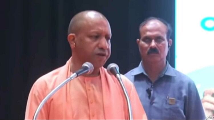 Gorakhpur: CM योगी ने संपर्क स्मार्ट शाला- स्मार्ट ब्लॉक का किया शुभारंभ, बोले- बच्चों का भविष्य होगा उज्जवल