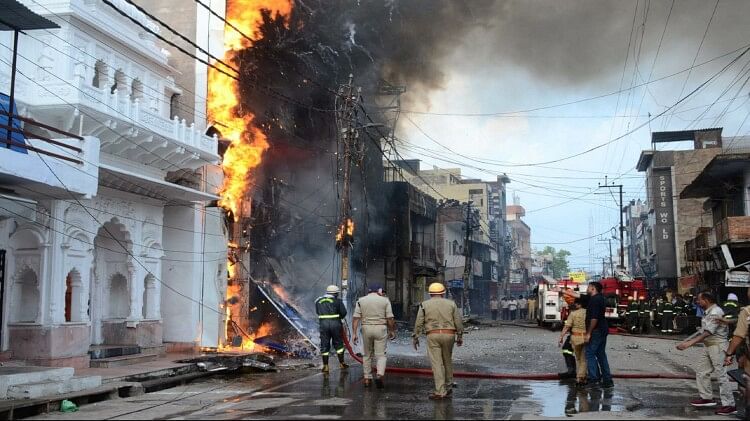 Jhansi Fire: आग की लपटें और धुएं के गुबार को देख सहम उठे लोग, खाली कराया गया पूरा इलाका, बिजली भी काटी