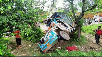 Driver killed after uncontrolled pickup collided with tree in Agra while companion is in critical condition