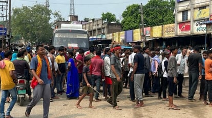 Bihar: शौच के लिए बरनार नदी किनारे गए लोहिया स्वच्छता सफाई कर्मी की डूबने से मौत, गुस्साए लोगों ने जाम की सड़क Lohia sanitation worker who went to bank of Barnar river for defecation in Jamui died due to drowning