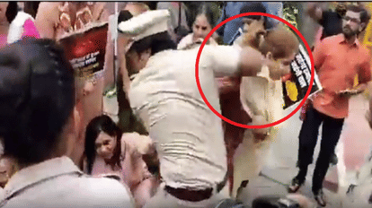 कांग्रेस का महंगाई पर प्रदर्शन: महिला कार्यकर्ताओं से पुलिसकर्मी ने की बदतमीजी, DCW ने जारी किया नोटिस DCW issues notice against police officer who misbehaved with Congress women workers price hike protest