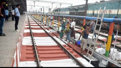 PM Narendra Modi can stay on platform for 20 minutes