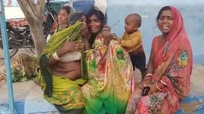 Bihar: शादी समारोह से लौट रहे स्कूटी सवार दो लोगों को अज्ञात वाहन ने मारी टक्कर, बुजुर्ग की मौत; एक गंभीर घायल Unknown vehicle collided with two scooty riders returning from wedding ceremony in Samastipur, elderly died