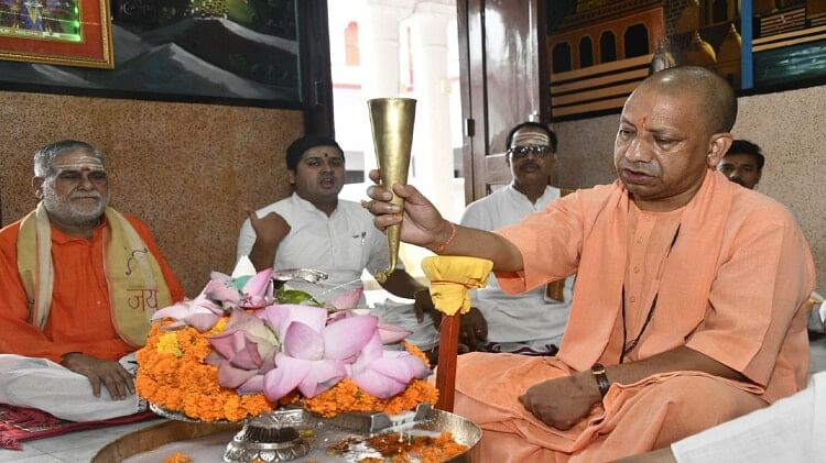 UP Chief Minister Yogi Adityanath perform Rudrabhishek in temple on beginning of month of Sawan 2023