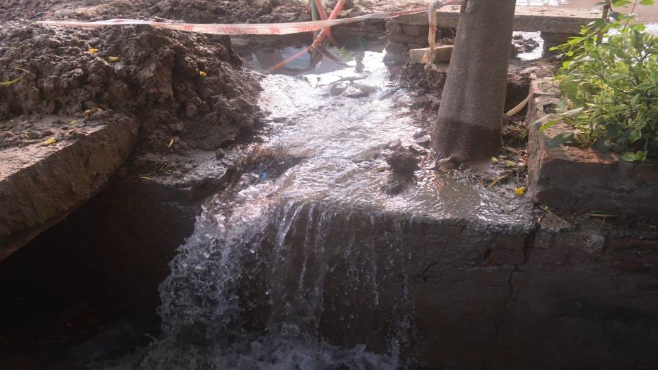 water line broke due to digging Despite ban in Agra due to which road was flooded