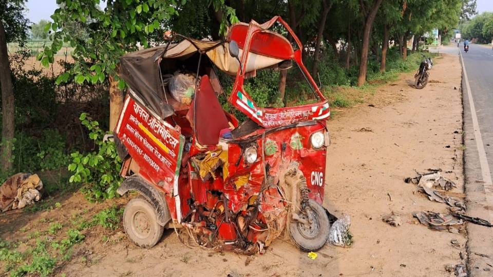 six died and condition of four is critical In direct collision between car and an auto in Agra