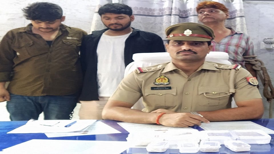 police arrested father and two sons theft of jewelery worth Rs 30 lakh from bullion shop