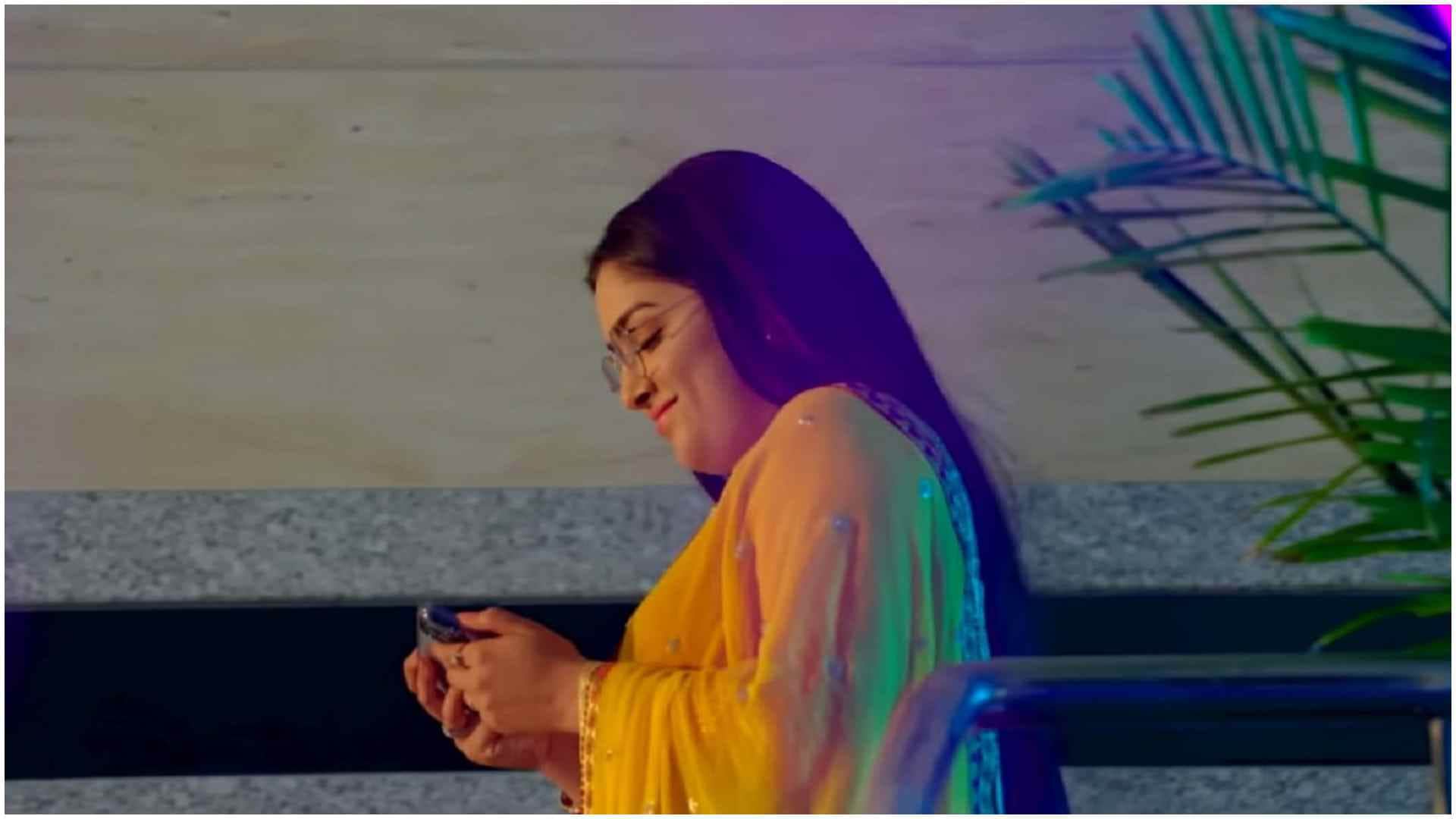 Dinesh Lal Yadav Nirahua Bhojpuri film Kalakand song Milal Bhi Chahi Le Pass Bhi Na Jai Le sung by Sugam Singh