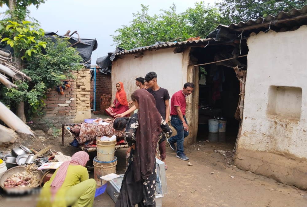 Dehradun Weather News House Collapses after heavy rainfall in Vikas Nagar Family Panic