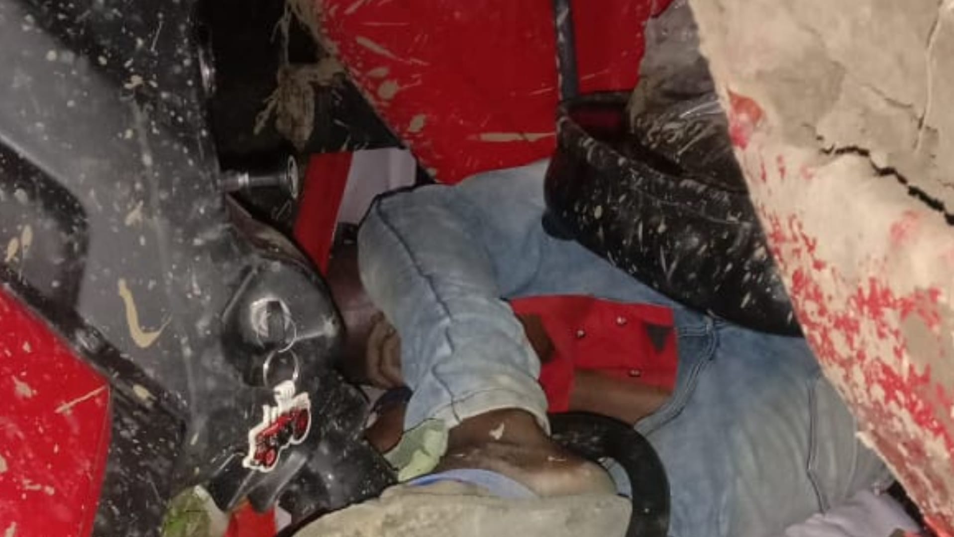 ट्रैक्टर पलटने से युवक की नीचे दबकर मौत हो गई।