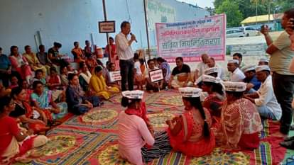 हनुमान चालीसा का पाठ करते हड़ताल पर बैठे संविदकर्मी।