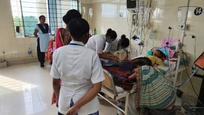 स्वास्थ्य कर्मचारियों की हड़ताल के चलते नर्सिंग छात्राओं ने अस्पताल में संभाला मोर्चा।