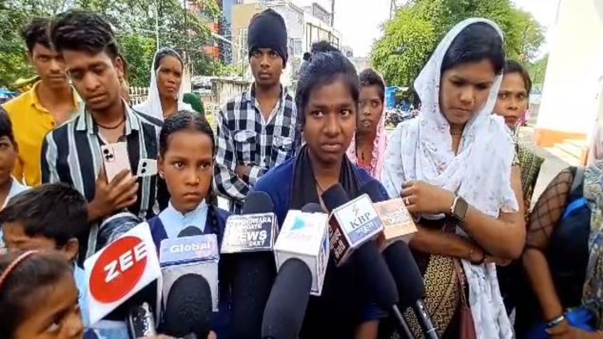 Chhindwara Children unable to go to school due to lack of culvert in Chikatbarri girl crying while expressing