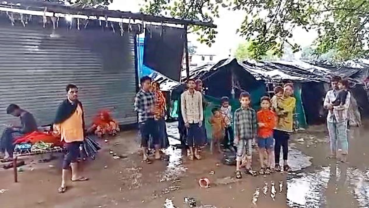 Emotional appeal of children from Datia to CM Shivraj water gets filled in hut get our house built