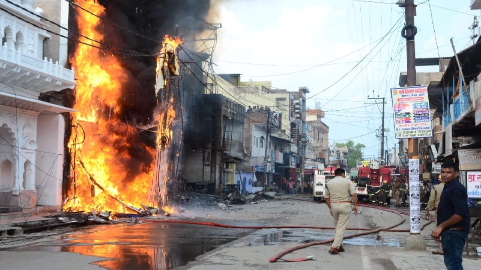 Woman officer of insurance company killed and 18 trapped due to fierce fire in two electronic showrooms