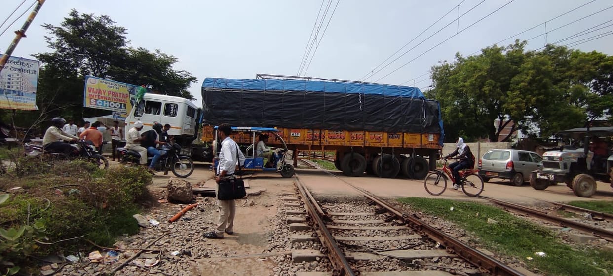 Jaunpur News: Truck stuck on Jaunpur-Jaffrabad road, six vehicles including express stopped, removed by crane
