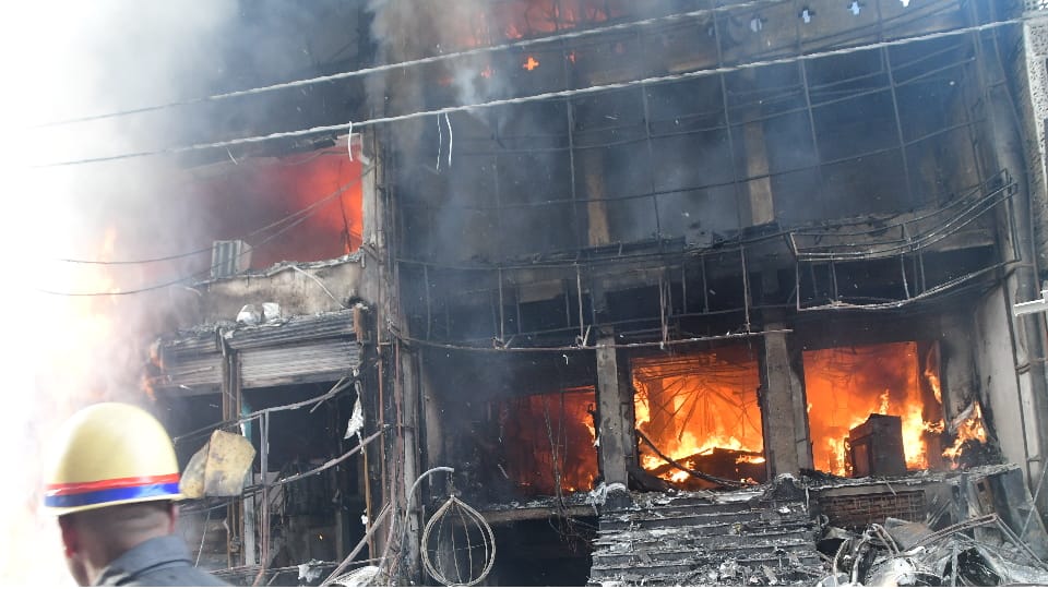 Fierce fire broke out in two electronic showrooms in Jhansi
