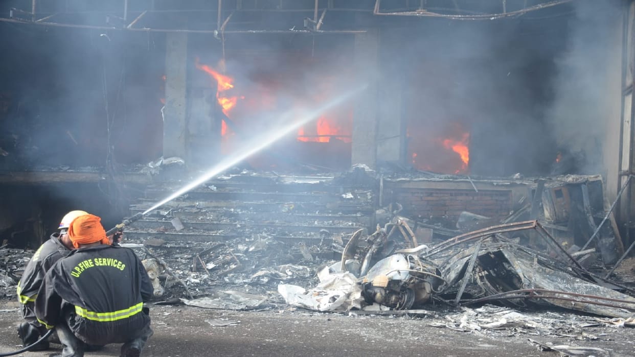 Fierce fire broke out in two electronic showrooms in Jhansi many died