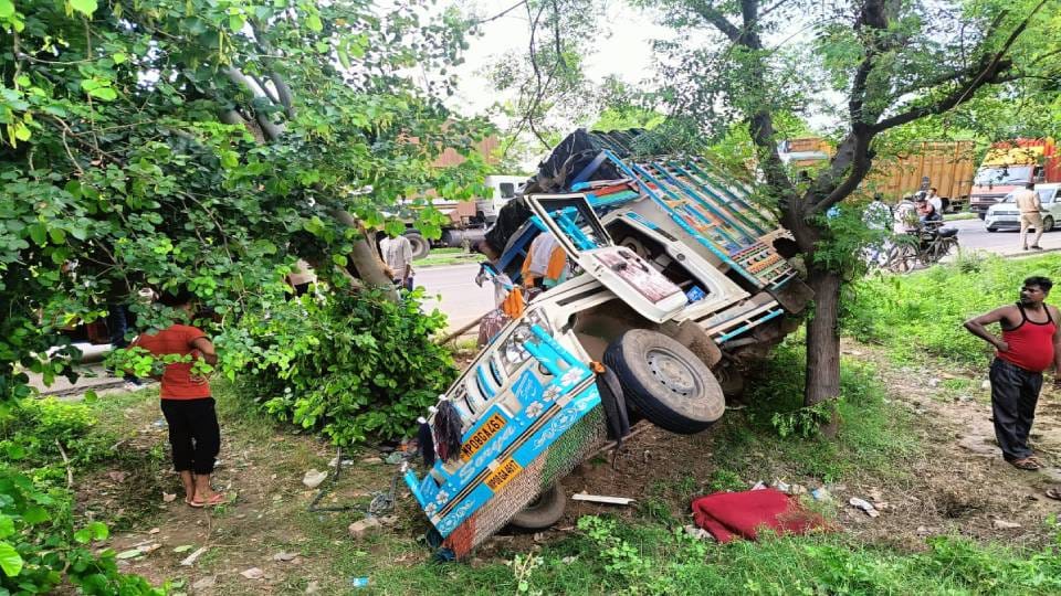 Driver killed after uncontrolled pickup collided with tree in Agra while companion is in critical condition