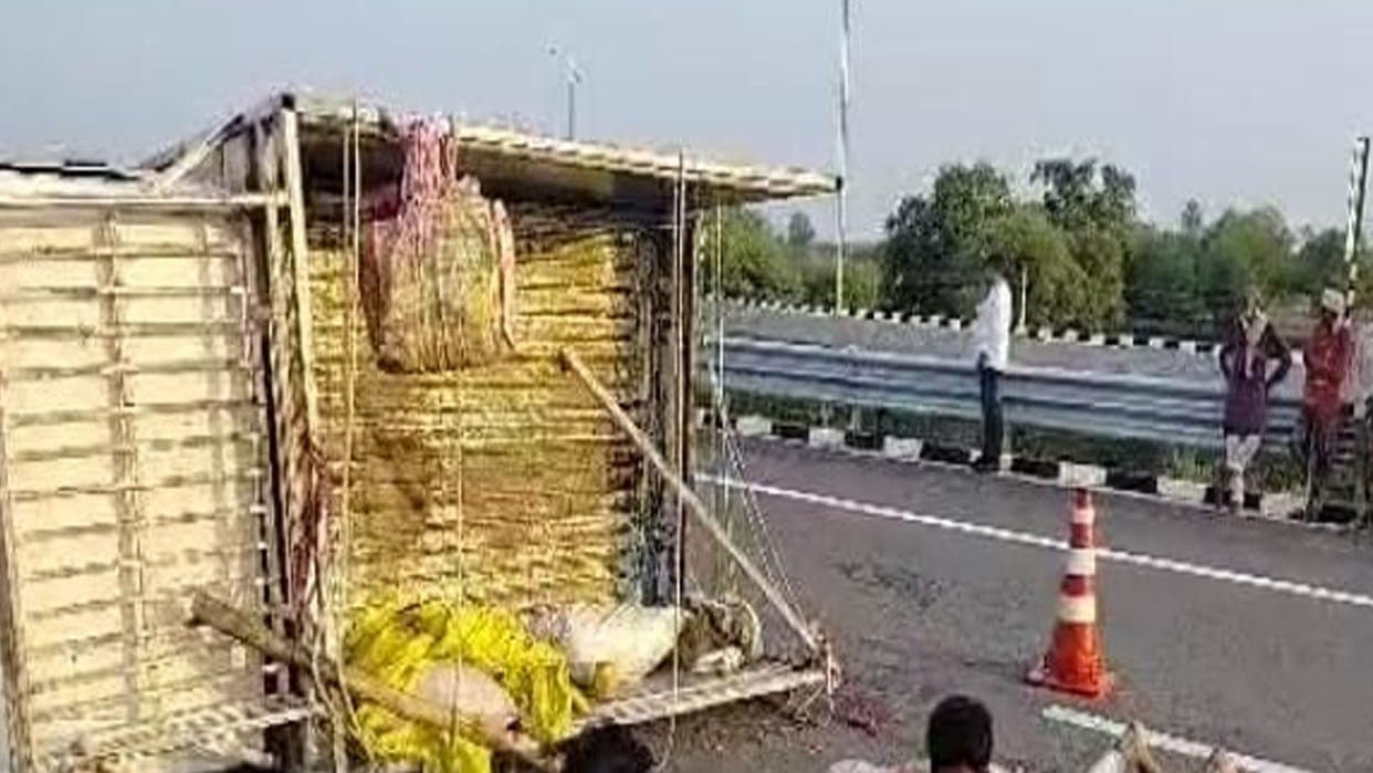 Banda Accident: Loader overturned due to tire burst, 20 laborers injured