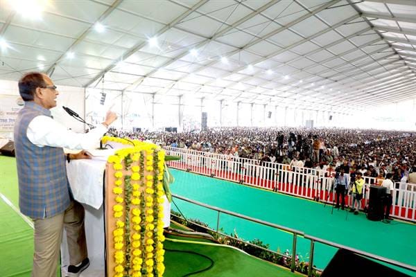 MP News: Contract employees to get same salary as regular employees, CM announces 50% reservation in regular a