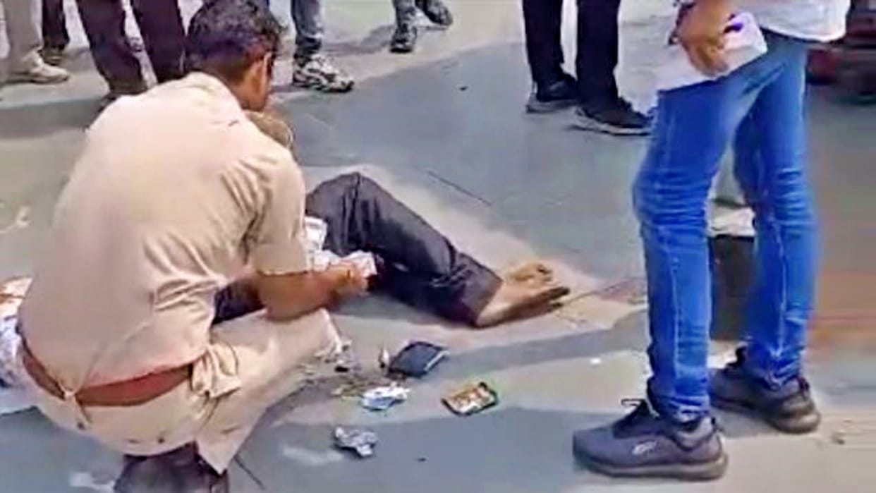 Dead body of youth found in general coach of train at Dholpur railway station