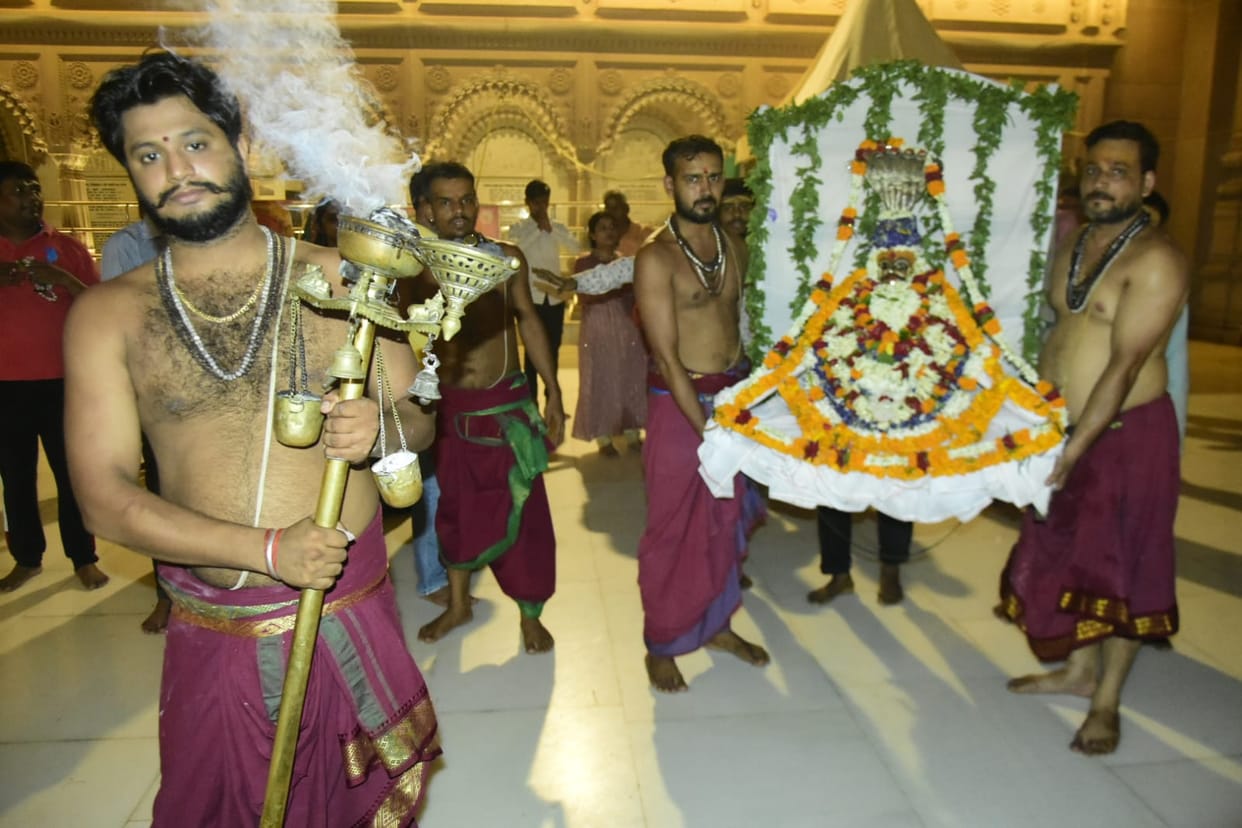 Today is the first day of Sawan: Baba's wonderful makeup, tableau darshan in the sanctum sanctorum, crowd of d