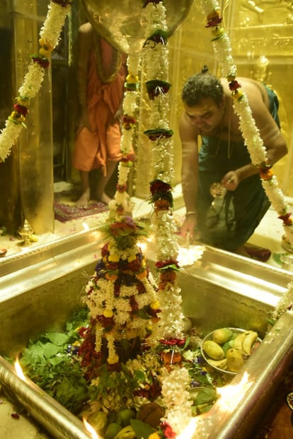 Amazing makeup of Baba: Gauri-Shankar makeup.. or Amrit Varsha makeup, see how Baba Vishwanath dressed up