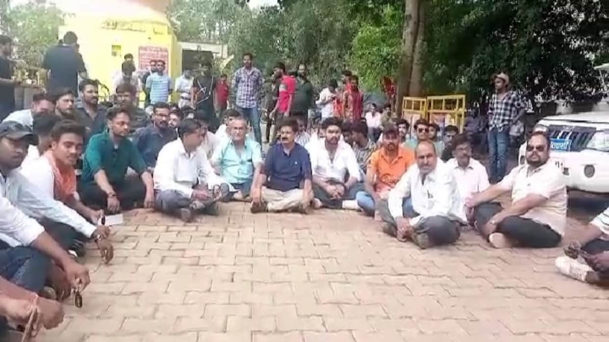 Shivpuri News Kshatriya Samaj gave memorandum against Azad Samaj Party state president for indecent remarks