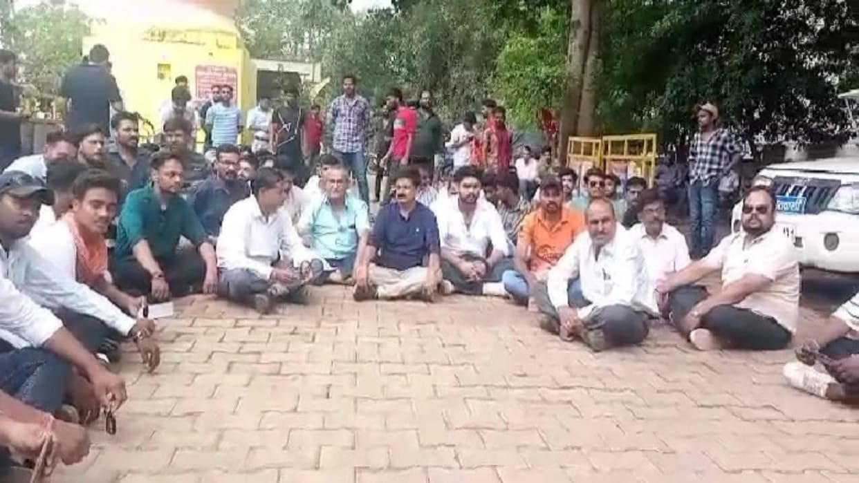 Shivpuri News Kshatriya Samaj gave memorandum against Azad Samaj Party state president for indecent remarks