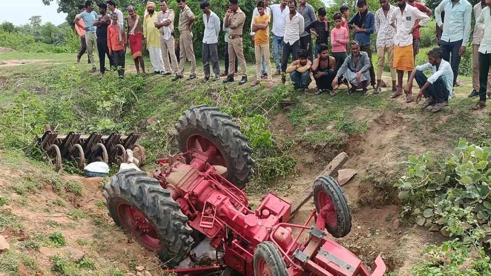 Tragic accident in Lalitpur Three people including uncle-nephew died due to tractor overturning in the canal