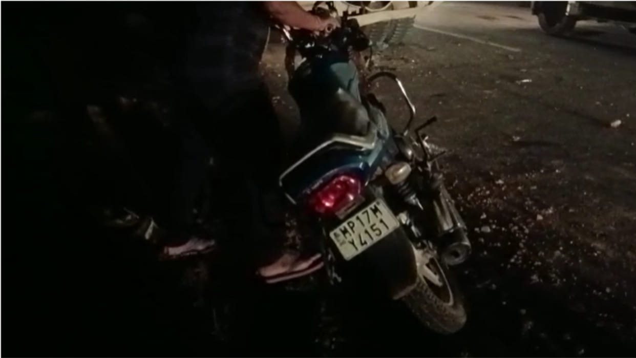 Satna News: Horrific road accident on Satna Chitrakoot road bike collided with a standing truck 3 people died