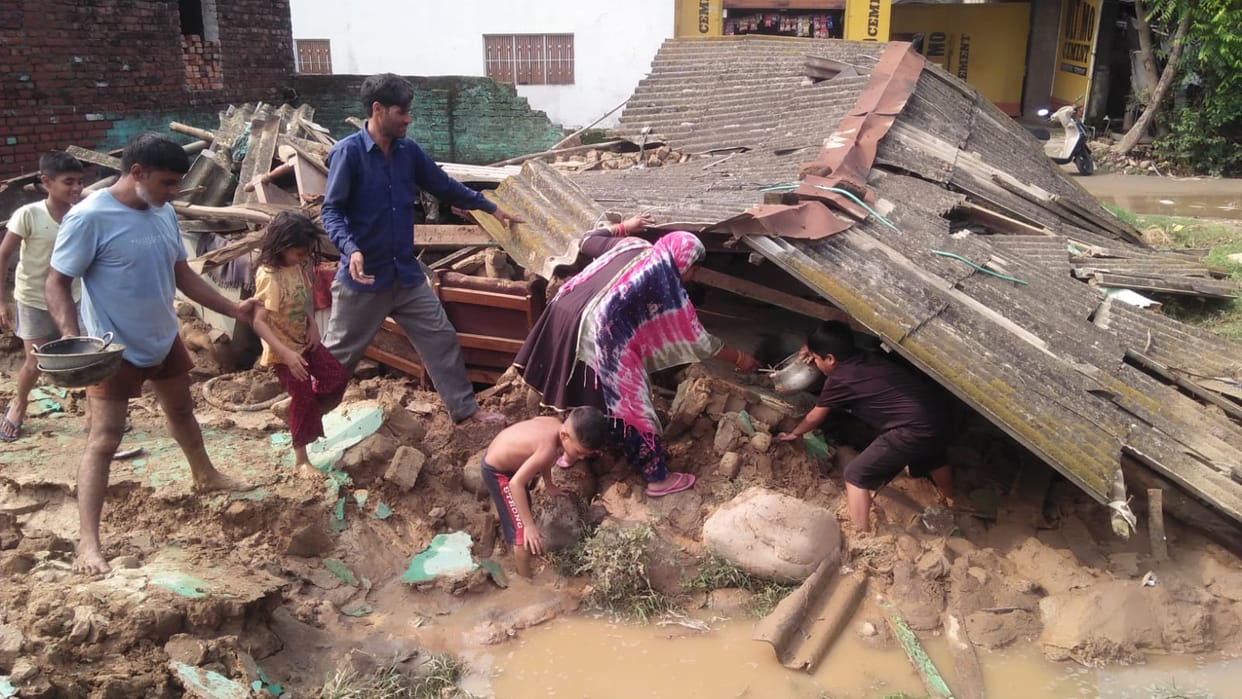 Dehradun Weather News House Collapses after heavy rainfall in Vikas Nagar Family Panic