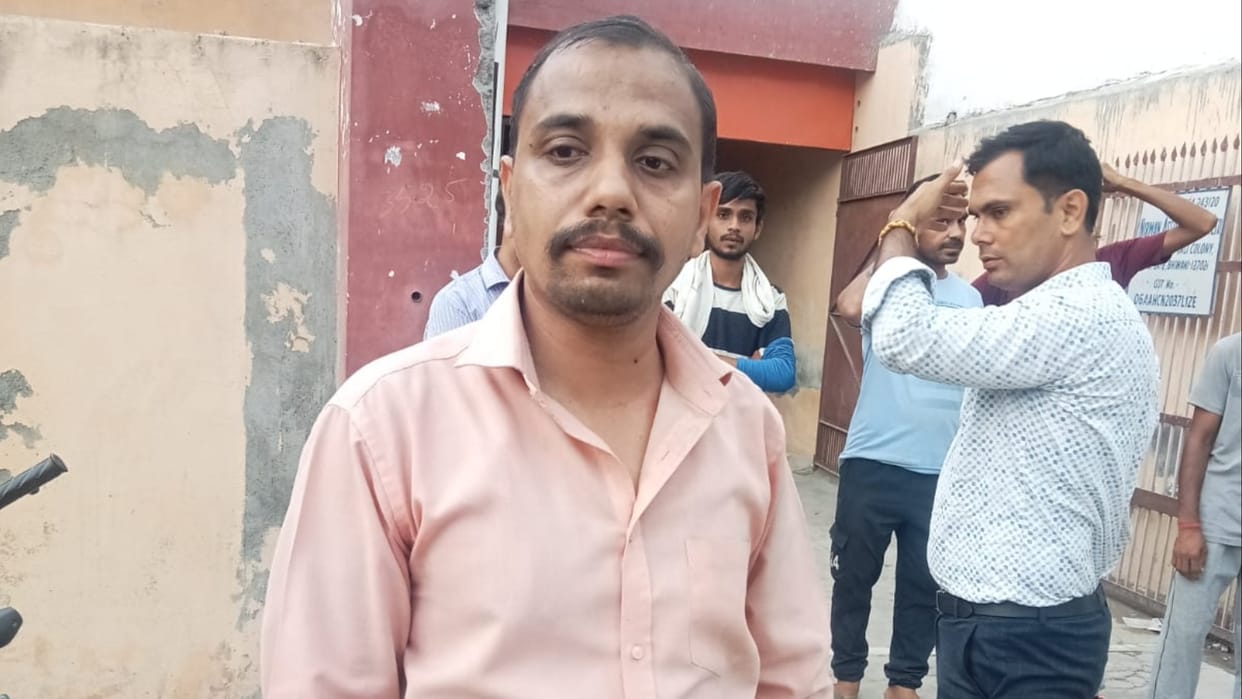 Bhiwani: Two lakh 10 thousand were looted from the manager of the company by throwing soil in the eyes