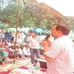 ग्रामीणों को संबोधित करते डीएम चंद्रविजय सिंह
