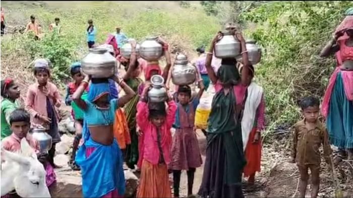 Barwani: Tribals forced to bring water from pits and puddles three kilometers away