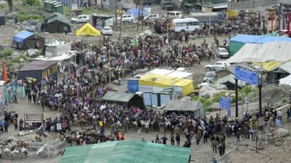 Amarnath Yatra 2023: भारी बारिश और बर्फबारी के बाद दूसरे दिन भी यात्रा रोकी, बीस हजार तीर्थयात्री फंसे Amarnath Yatra 2023: Yatra stopped second day also, devotees stopped base camp due rain Baltal and Pahalgam